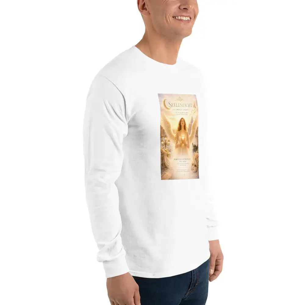 Seelenlicht Inner Light Unisex-Longsleeve in Weiss, Dreiviertelansicht rechts mit Engel-Print von Medium Charlotte