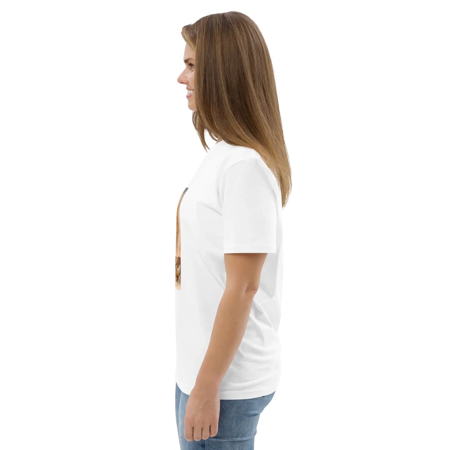 Frau traegt Divine Whispers Venedig T-Shirt in Weiss, linkes Profil von Medium Charlotte