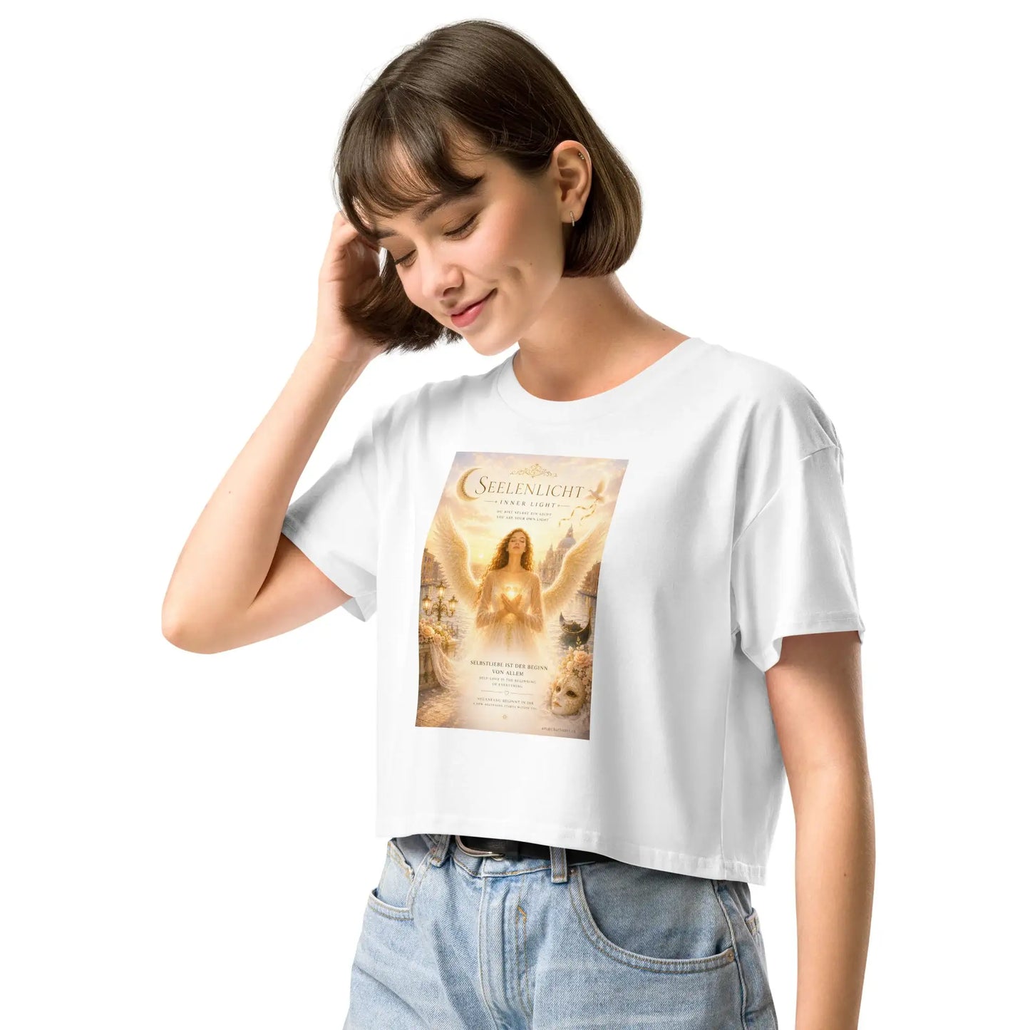 Seelenlicht Inner Light Crop-Top in Weiss, Dreiviertelansicht mit Engel-Print von Medium Charlotte