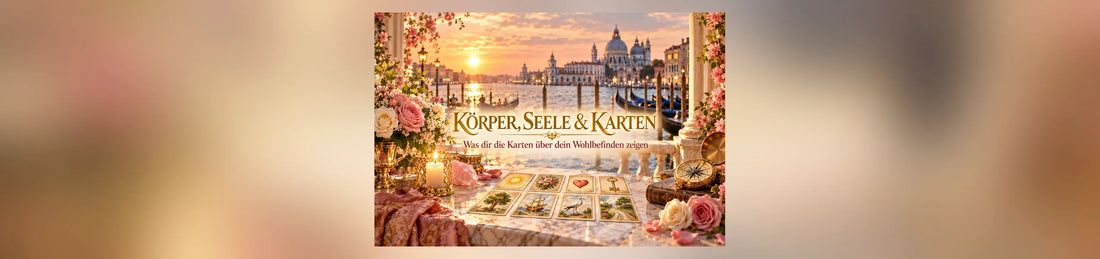 Körper, Seele und Karten – venezianische Abendszene mit Lenormandkarten, Kerze, Rosen und Rosenquarz auf Marmor