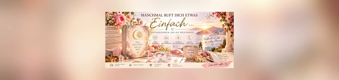 Kartenlegen für Anfänger: Kartendeck mit Rosen und Kaffeetasse am Meer im Abendlicht