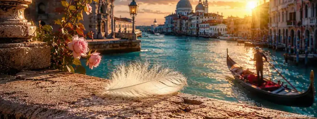 Weisse Feder auf einer Steinbrüstung am Canal Grande in Venedig im Morgenlicht (KI-generiertes Motiv)