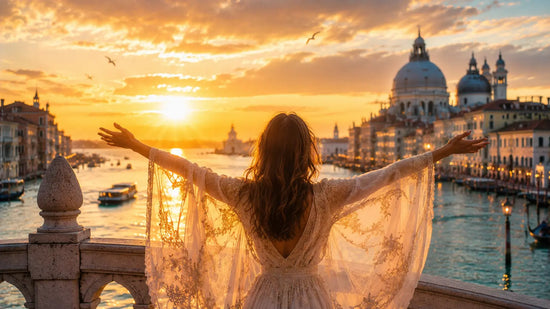 Frau mit ausgebreiteten Armen auf einer Brücke in Venedig bei Sonnenaufgang – Freiheit und Neuanfang, raus aus dem alten System