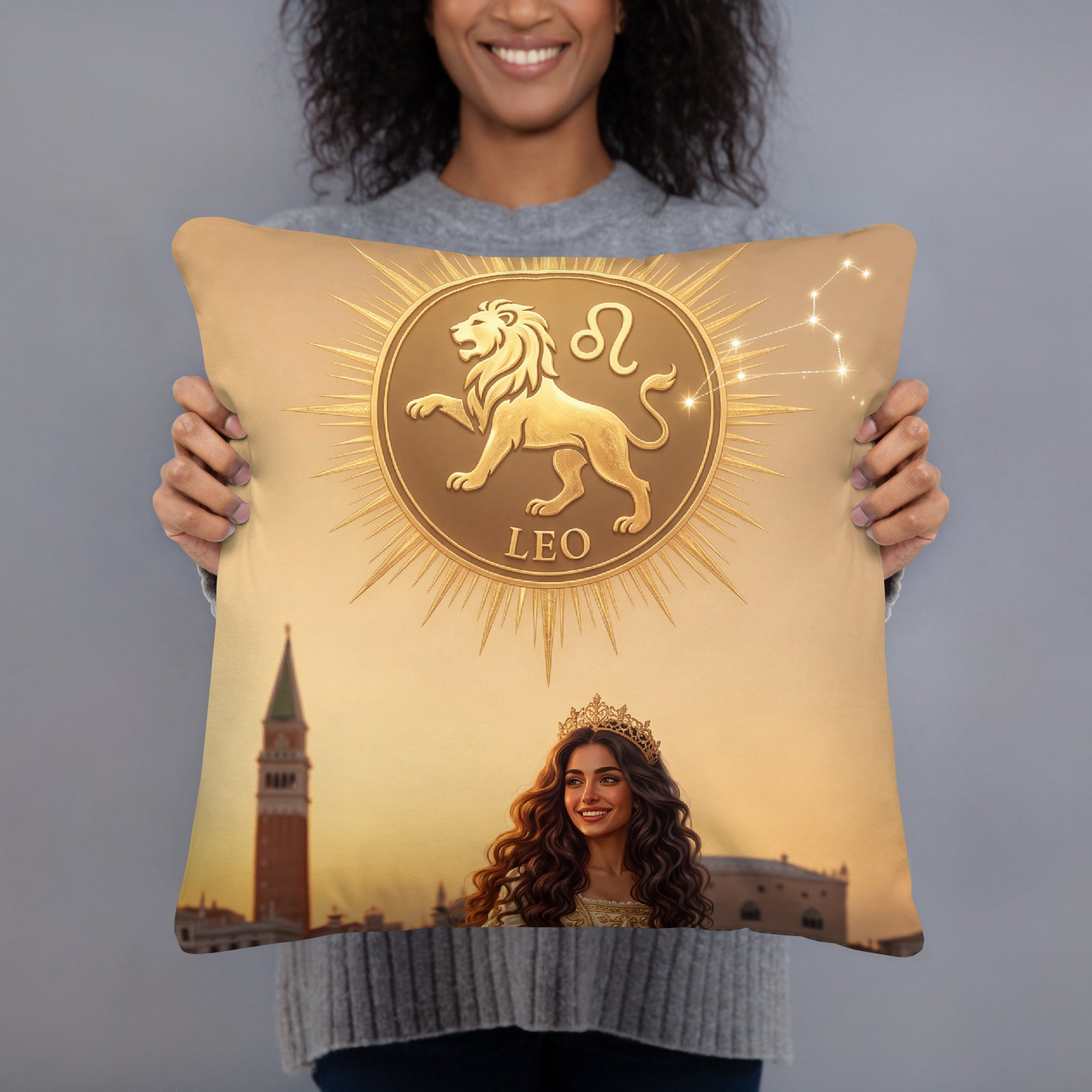 Sternzeichen Löwe Kissen – venezianische Göttin mit goldenem Löwen auf weichem Premium-Kissen, Venetian Zodiac