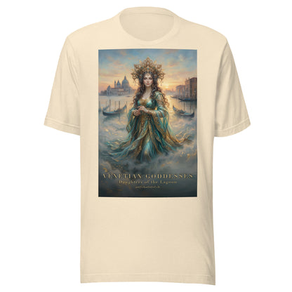 Dunkelhaarige venezianische Lagunen-Göttin auf einem naturfarbenen T-Shirt – Medium Charlotte