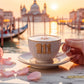 Das ganze Motiv der Venedig-Tasse «111»: Cappuccino mit Engelszahl 111, rosa Rosen und Frauenhand im Strickpullover vor dem Canal Grande – Collezione Venezia by CharlotteL (KI-gestütztes Motiv)