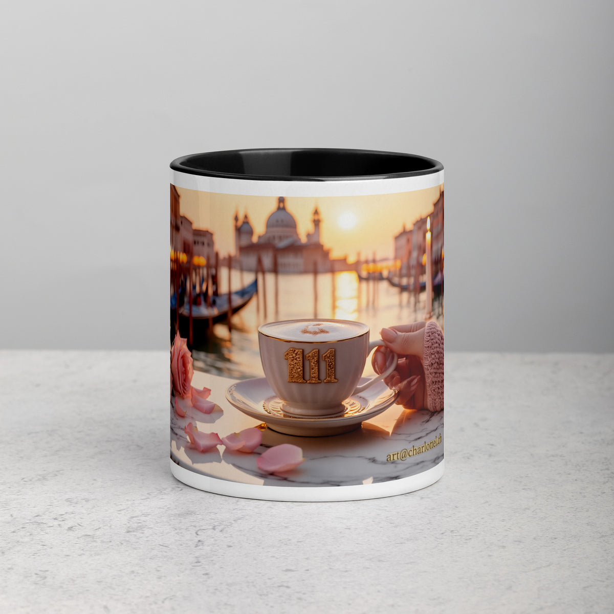 Venedig-Tasse «111» mit schwarzer Innenseite auf grauem Steintisch, Vorderansicht