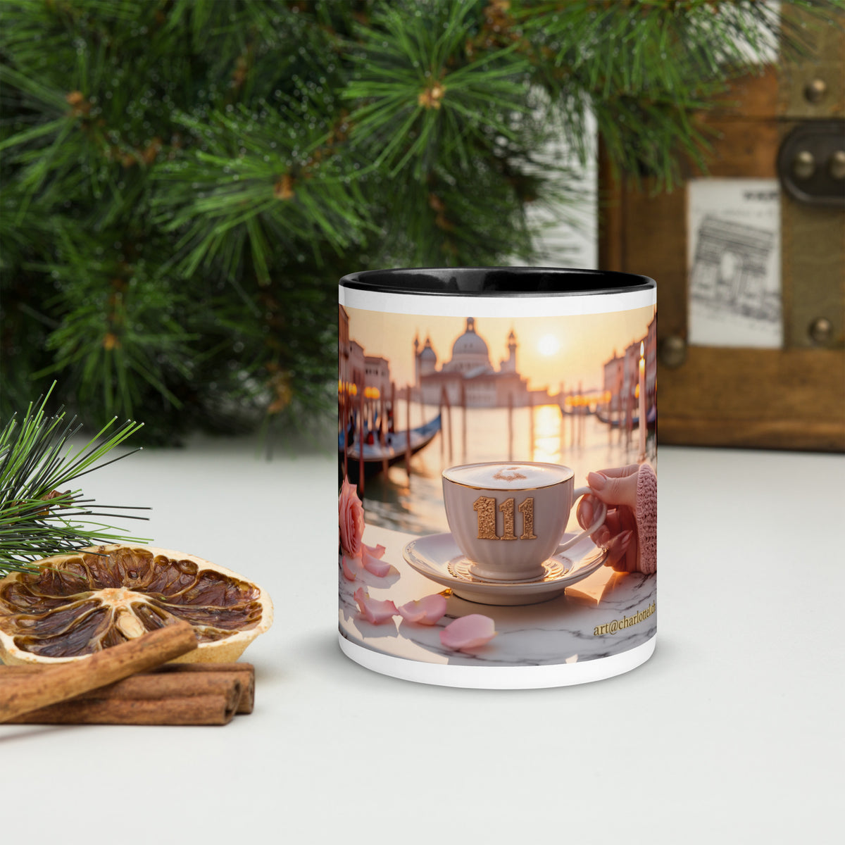 Venedig-Tasse «111» mit schwarzer Innenseite in weihnachtlicher Stimmung mit Tannenzweigen, Orangenscheiben und Zimt