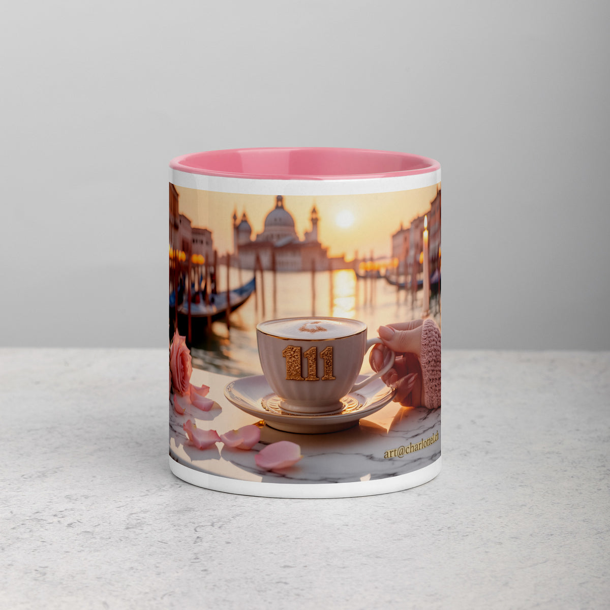 Venedig-Tasse «111» mit rosa Innenseite auf grauem Steintisch, Vorderansicht