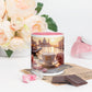 Venedig-Tasse «111» mit rosa Innenseite, Vorderansicht, neben hellen Rosen und Schokolade