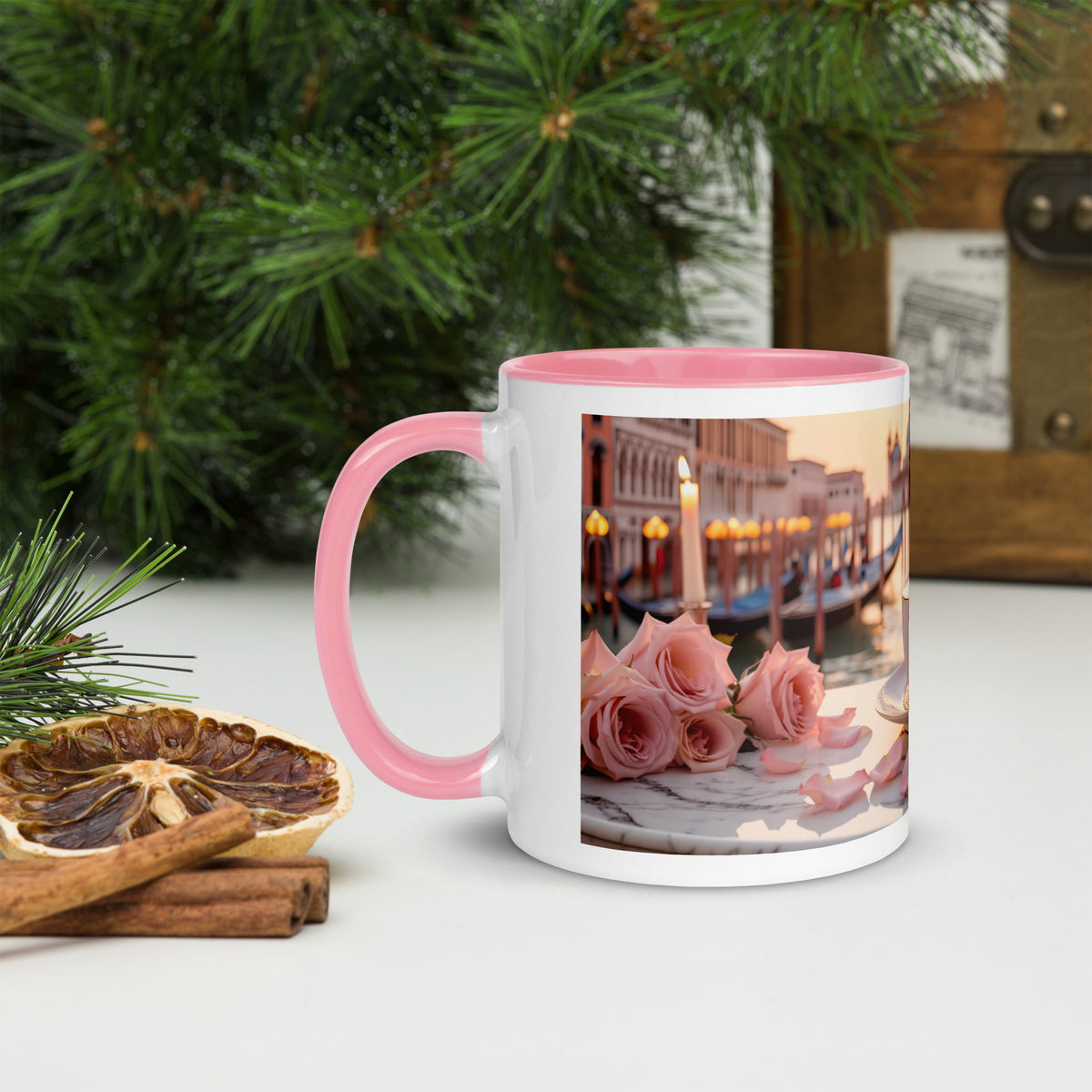 Venedig-Tasse «111» mit rosa Henkel, linke Seite, in weihnachtlicher Stimmung mit Tannenzweigen und Zimt