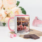 Venedig-Tasse «111» mit rosa Henkel, linke Seite mit Kerze und rosa Rosen, neben hellen Rosen und Schokolade