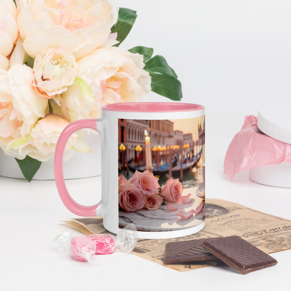 Venedig-Tasse «111» mit rosa Henkel, linke Seite mit Kerze und rosa Rosen, neben hellen Rosen und Schokolade