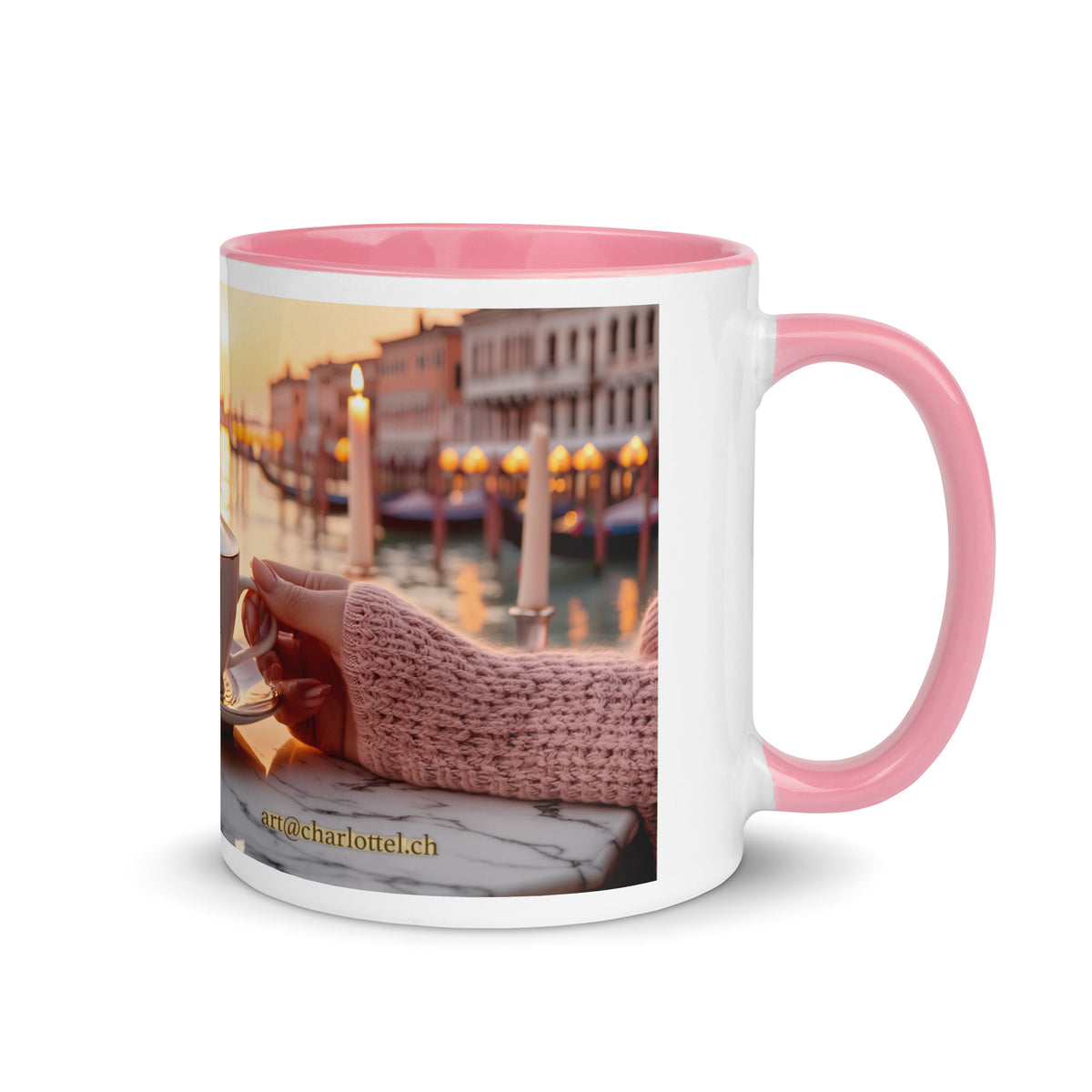 Venedig-Tasse «111» mit rosa Henkel, rechte Seite: Hand im rosa Strickpullover und Kerze