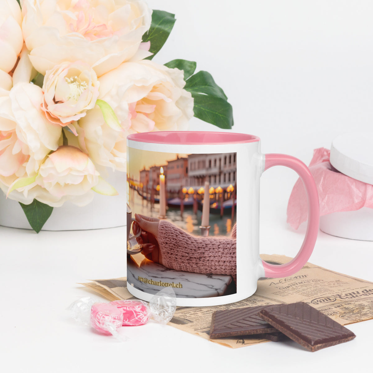 Venedig-Tasse «111» mit rosa Henkel, rechte Seite mit Hand im rosa Strickpullover, neben hellen Rosen und Schokolade